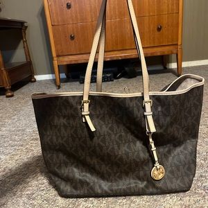 Great condition authentic Michael Kors tote bag!
